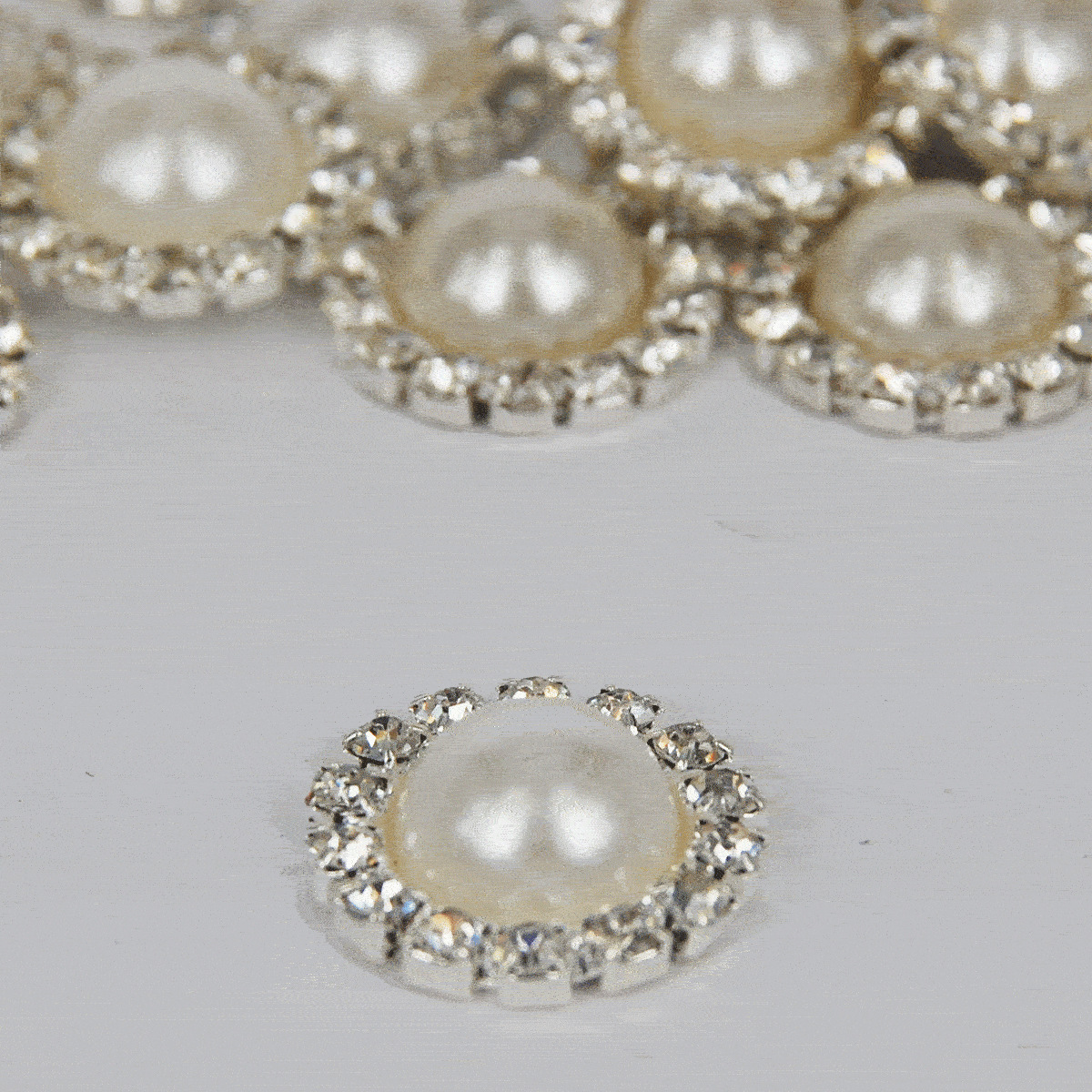 Round Pearl & Diamante Flat Back
